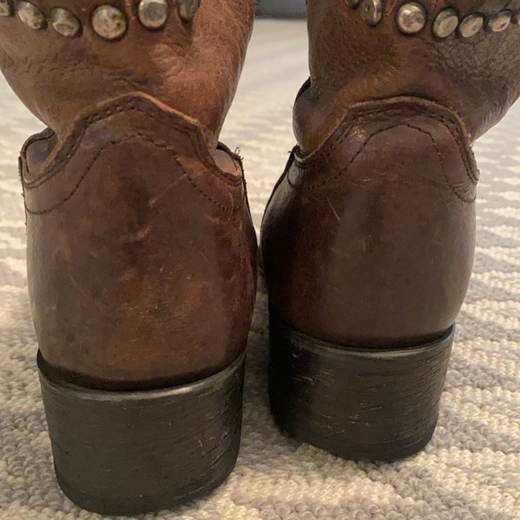 Frye Diana Cut Stud Short Boot Size: 7.5 - Picture 6 of 9